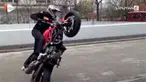 Seorang biker kehilangan kendali saat menunjukkan aksi freestyle. Motor yang dikendarainya menabrak sisi jalan dan membuatnya terpental.