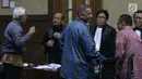 Terdakwa kasus dugaan suap proyek PLTU Riau-1 yang juga mantan Dirut PLN, Sofyan Basir (ketiga kiri) saat jeda sidang lanjutan di Pengadilan Tipikor, Jakarta, Senin (5/8/2019). Sidang beragendakan mendengar keterangan saksi-saksi. (Liputan6.com/Helmi Fithriansyah)