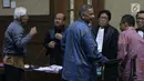 Terdakwa kasus dugaan suap proyek PLTU Riau-1 yang juga mantan Dirut PLN, Sofyan Basir (ketiga kiri) saat jeda sidang lanjutan di Pengadilan Tipikor, Jakarta, Senin (5/8/2019). Sidang beragendakan mendengar keterangan saksi-saksi. (Liputan6.com/Helmi Fithriansyah)