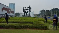 Petugas merapikan taman jelang Forum Parlemen Asia-Afrika di halaman Gedung Parlemen Senayan, Jakarta, Selasa, (21/04/2015). DPR akan menjadi tuan rumah Konferensi Parlemen Asia Afrika pada Kamis (23/04/2015). (Liputan6.com/Andrian M Tunay)