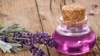 Menghilangkan bau kaki dengan minyak lavender. (via: soloraya.com)