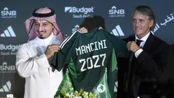 Presiden Federasi Sepak Bola Arab Saudi, Yasser Al Misehal (kiri), mengenalkan pelatih anyar Timnas Arab Saudi, Roberto Mancini (kanan), dalam sesi konferensi pers yang berlangsung di Riyadh, Arab Saudi, Senin (28/8/2023). (AP Photo)