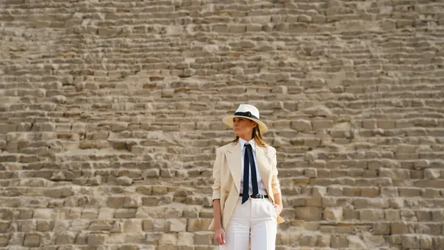 Gaya Melania Trump Saat Kunjungi Piramida Mesir