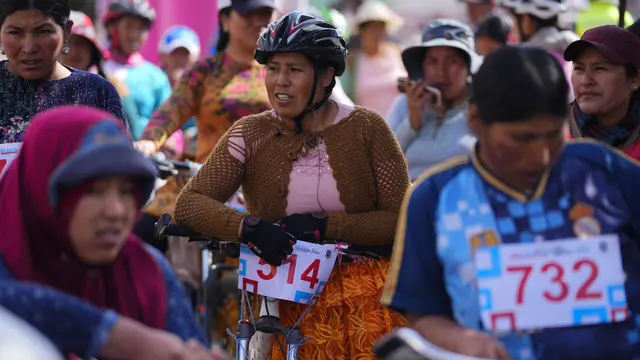 Perempuan adat berkompetisi dalam balap sepeda di Bolivia