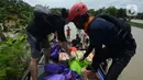 Tim Tanggap Bencana Land Rover Club Indonesia (LRCI) melakukan drop logistik untuk korban banjir di Desa Sindangsari, Kabupaten Bekasi, Jawa Barat, Rabu (24/2/2021). Banjir yang melanda kawasan ini diakibatkan jebolnya tanggul Sungai Citarum dan luapan air Sungai Ciherang. (merdeka.com/Imam Buhori)