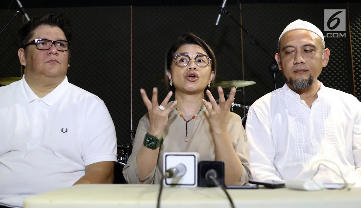 Penyanyi Ruth Sahanaya memberi keterangan saat berlatih jelang konser tunggalnya di Jakarta, Jumat (16/3). Konser Ruth Sahanaya sekaligus perayaan tiga dekade karier musik Ruth Sahanaya. (Liputan6.com/Immanuel Antonius)