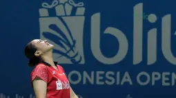 Melati Oktavianti setelah gagal mengembalikan kok ke lawannya asal Hongkong,  Lee Chun/Chau Hoi pada babak pertama Indonesia Open 2018 di Istora Senayan, Jakarta, (3/6/2018). Praveen/Oktavianti kalah 17-21, 21-14, 21-17. (Bola.com/Nick Hanoatubun)