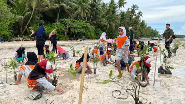 PT PLN (Persero) melakukan penanaman pohon serentak di unit-unit kerja se-Indonesia untuk memperingati Hari Menanam Pohon Indonesia (HPMI) 2022. (Dok PLN)