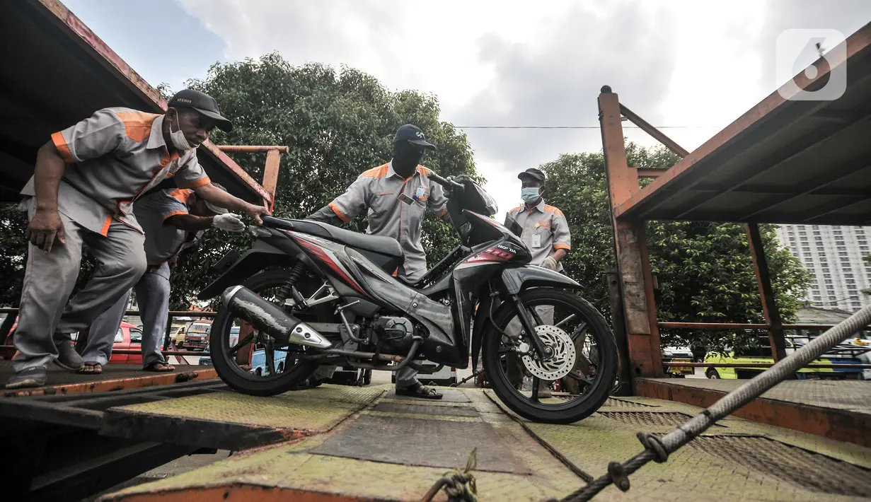 <p>Petugas menaikkan sepeda motor milik peserta mudik gratis ke atas truk di Terminal Pulo Gadung, Jakarta, Selasa (26/4/2022). Pemprov DKI Jakarta mengadakan mudik gratis bagi warga yang memiliki KTP domisili DKI Jakarta dan telah vaksin COVID-19 booster. (merdeka.com/Iqbal S. Nugroho)</p>