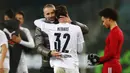 Manajer tim Borussia Moenchengladbach, Marco Rose bersama gelandang Florian Neuhaus merayakan kemenangan 3-2 atas Bayern Munich usai berakhirnya laga lanjutan Liga Jerman 2020/21 pekan ke-15 di Borussia Park, Jumat (8/1/2021). (AFP/Wolfgang Rattay/Pool)