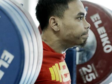 Atlet angkat besi, Eko Yuli Irawan, saat sesi latihan di Pelatnas angkat besi, Jakarta, Rabu (21/3/2018). Eko Yuli Irawan bertekad ingin memecahkan rekor pribadi di Asian Games 2018. (Bola.com/M Iqbal Ichsan)