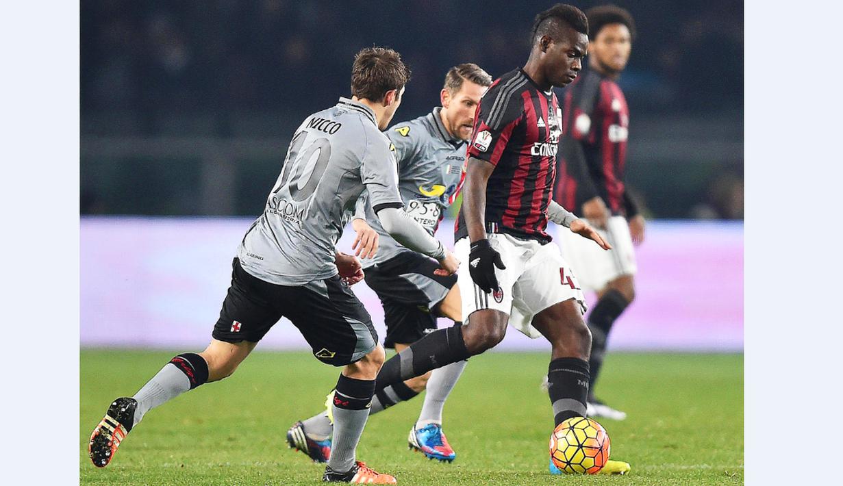 Striker AC Milan, Mario Balotelli, dibayangi para pemain Alessandria dalam leg pertama semifinal Coppa Italia di Stadion Olimpico, Roma, Rabu (27/1/2016) dini hari WIB. (EPA/Alessandro Di Marco)
