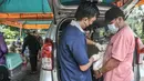 Warga membawa hewan peliharaannya untuk divaksinasi rabies drive thru di halaman Kantor Wali Kota Jakarta Timur, Selasa (28/9/2021). Kegiatan ini bertujuan memberikan pelayanan kepada masyarakat yang memiliki hewan peliharaan agar terjamin dari penyakit rabies. (merdeka.com/Iqbal S Nugroho)