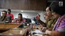 Ketua Ahmad Taufan Damanik memberi pemaparan rencana kerja kepada media, Jakarta, Selasa, (14/11). Komisioner Komnasham terpilih berkomitmen memberi perhatian khusus kepada penyelesaian kasus pelanggaran HAM berat masa lalu. (Liputan6.com/Faizal Fanani)