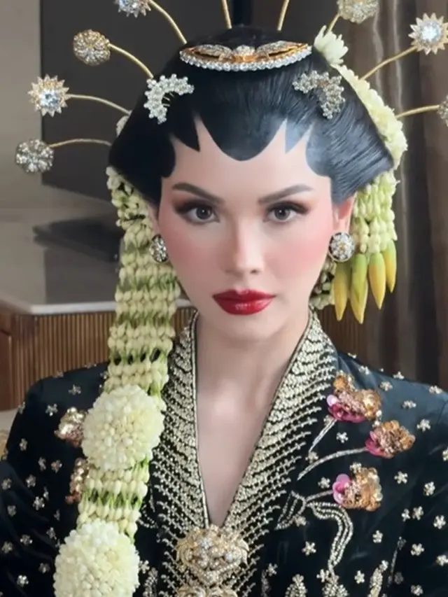 Detail Kebaya Beludru Alyssa Bak Putri Solo