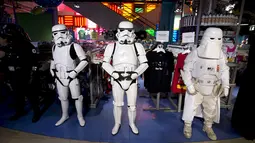 Sejumlah orang berkostum karakter Kopasgat dari film "Star Wars" di Times Square, New York, Jumat (4/9/2015) . Hal ini untuk menarik perhatian warga sekitar untuk membeli mainan terbaru dari serilal “Star Wars : The Force Awakens”. (REUTERS/Carlo Allegri)
