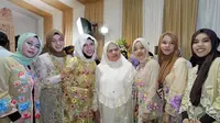 Mamah Dedeh bertemu dengan seluruh anggota keluarga Gen Halilintar. Pakaian yang dikenakan mamah Dedeh pun serasi dengan adik perempuan Atta yang kompak mengenakan kebaya dengan warna kuning. [@genifaruk]