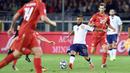 Striker Italia, Lorenzo Insigne, berusaha melewati pemain Makedonia pada laga Kualifikasi Piala Dunia 2018 di Stadion Olimpico, Turin, Jumat (6/10/2017). Italia ditahan imbang 1-1 dengan Makedonia. (AP/Alessandro Di Marco)