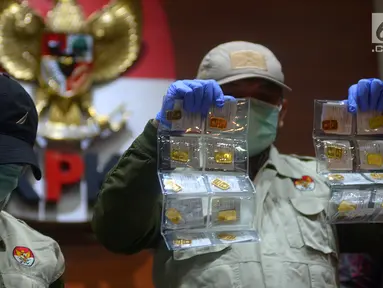 Penyidik KPK menunjukkan barang bukti emas dalam operasi tangkap tangan (OTT) terhadap anggota Komisi XI Amin Santono, Jakarta, Sabtu (5/5). Amin Santono ditangkap di Bandara Halim Perdanakusuma. (Merdeka.com/Imam Buhori)