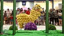 Pengunjung melihat aksi Barongsai Tonggak di Lippo Mall Puri, Jakarta Barat, (21/01). Jelang perayaan Imlek pengunjung disuguhkan penampilan budaya tradisional khas China. (Liputan6.com/Fery Pradolo)