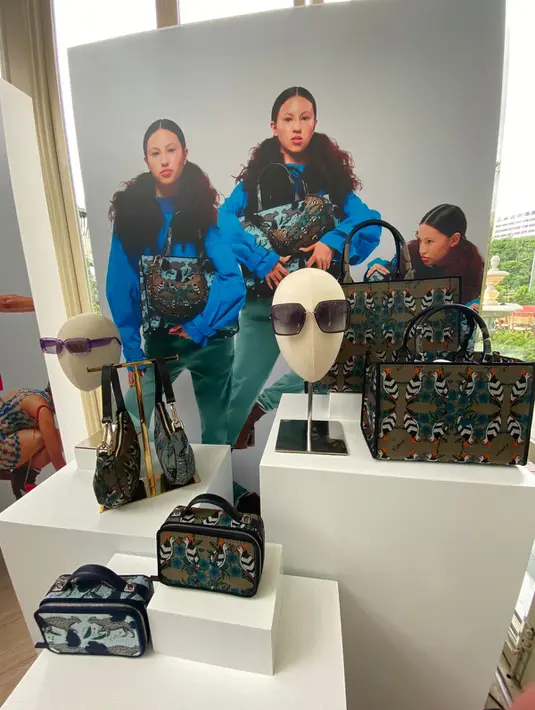 <p>Alam kemudian membawa kita kembali ke asal mula Furla. Di mana dekorasi bunga melihat ke arsip, yang dimeriahkan oleh grafik efek digital. Referensi menghipnotis untuk bunga dan hewan yang kembali hadir dalam berbagai produk, di samping inlay logo arsitektur jacquard. Dunia berbeda yang bertemu dalam bahan kontras, dalam dialog antara suede dan tone-on-tone kulit yang lembut. /Foto: Adinda Tri Wardhani.</p>