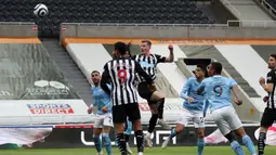 Bek Newcastle United, Emil Krafth (tengah) melepaskan sundulan yang berbuah gol pertama timnya ke gawang Manchester City dalam laga lanjutan Liga Inggris 2020/2021 pekan ke-36 di St James' Park, Newcastle, Jumat (14/5/2021). Newcastle kalah 3-4 dari Manchester City. (AFP/Scott Heppell/Pool)