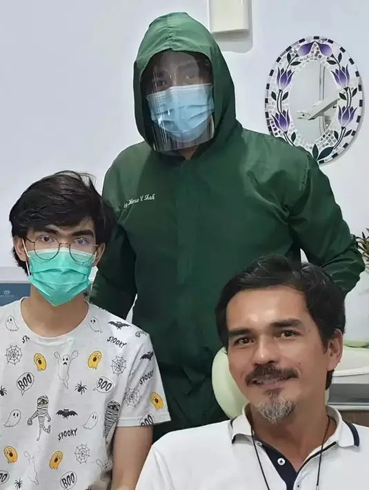 Selama ini Teddy Syach memang dikenal begitu dekat dengan anak-anaknya. Meski mengenakan masker, wajah tampan Aqshal Ilham Syafatullah terlihat mirip dengan Teddy Syach.(Liputan6.com/IG/@syach_t)
