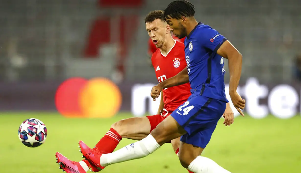 Pemain Bayern Munchen, Ivan Perisic, berebut bola dengan pemain Chelsea, Reece James, pada laga Liga Champions di Allianz Arena, Sabtu (8/8/2020). Bayern Munchen menang 4-1 atas Chelsea. (AP/Matthias Schrader)