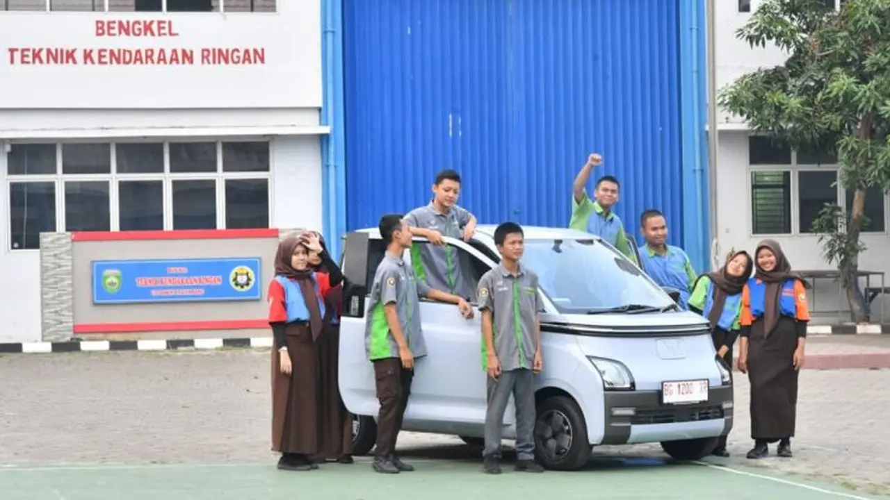 Presiden Jokowi Hadiahkan Mobil Listrik ke SMKN 2 Palembang (Presidenri.go.id)