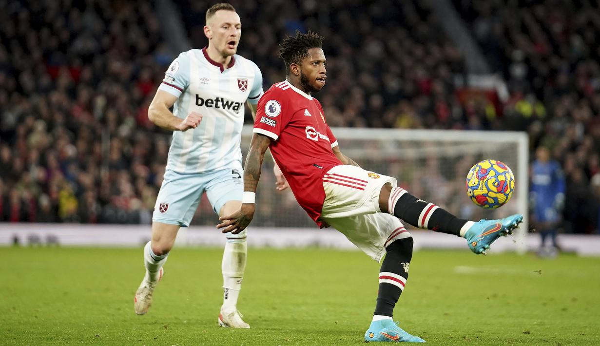 Memasuki babak kedua di menit ke-49, Manchester United memiliki shot on goal pertamanya lewat Fred. Sayang, tembakannya masih mampu diblok kiper West Ham United, Alphonse Areola. (AP/Dave Thompson)