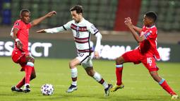 Pemain Portugal Bernardo Silva (tengah) menggiring bola melewati pemain Luksemburg Leandro Barreiro (kanan) pada pertandingan Grup A kualifikasi Piala Dunia 2022 di Stadion Josy Barthel, Luksemburg, Selasa (30/3/2021). Portugal menang 3-1. (AP Photo/Olivier Matthys)