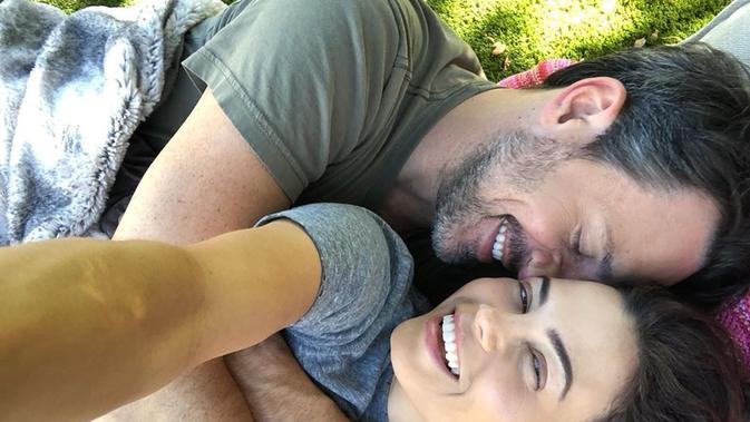 Momen kemesraan Jenna Dewan dan Steve Kazee selama berpacaran hingga akhirnya bertunangan pada Selasa (18/02/2020). (Sumber: Instagram @jennadewan)