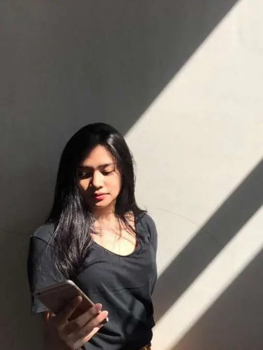 Tyarani Savitri Nugraha yang akrab disapa Tiara ini saat bermain gadgetnya. Sosok Tiara sendiri kini sedang beranjak menjadi seorang gadis populer terlihat dari akun Instagramnya yang diikuti lebih dari 93 ribu pengguna. (Instagram/@tyaranisavitri)