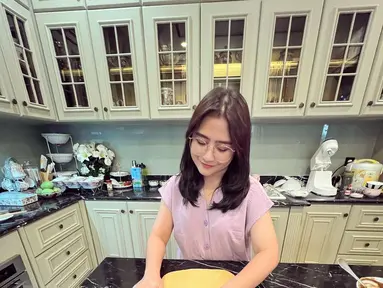 Prilly Latuconsina memperlihatkan aktivitasnya memasang camilan. (Foto: Instagram/ prillylatuconsina96)