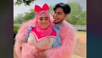 Pasutri Malaysia Pakai Baju Lebaran Tema Barbie, Disebut Lebih Buruk dari Shimmer.&nbsp; foto: TikTok @syed.fatin.jaeden.haifa