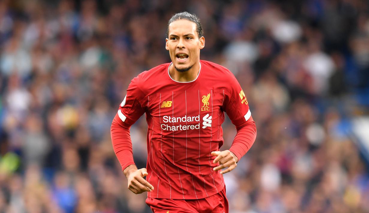 1. Virgil van Dijk (Liverpool) - Pemain asal Belanda ini menjadi bek tengah terbaik yang dimiliki Liverpool saat ini. Virgil van Dijk mampu menjadi tembok pertahanan yang kokoh skuat Liverpool dan sulit ditembus pemain lawan. (AFP/Olly Greedwood)