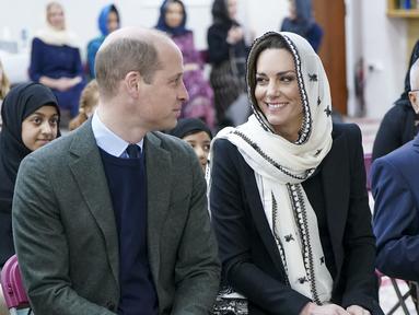 Pangeran William dan sang istri, Kate Middleton, mengunjungi Hayes Muslim Centre yang berada di London, Inggris, Kamis (9/3/2023). Dalam kunjungannya, William dan Kate Middleton bertemu dengan para penggalang dana yang telah mendukung korban gempa Turki dan Suriah. (Arthur Edwards/Pool Photo via AP)