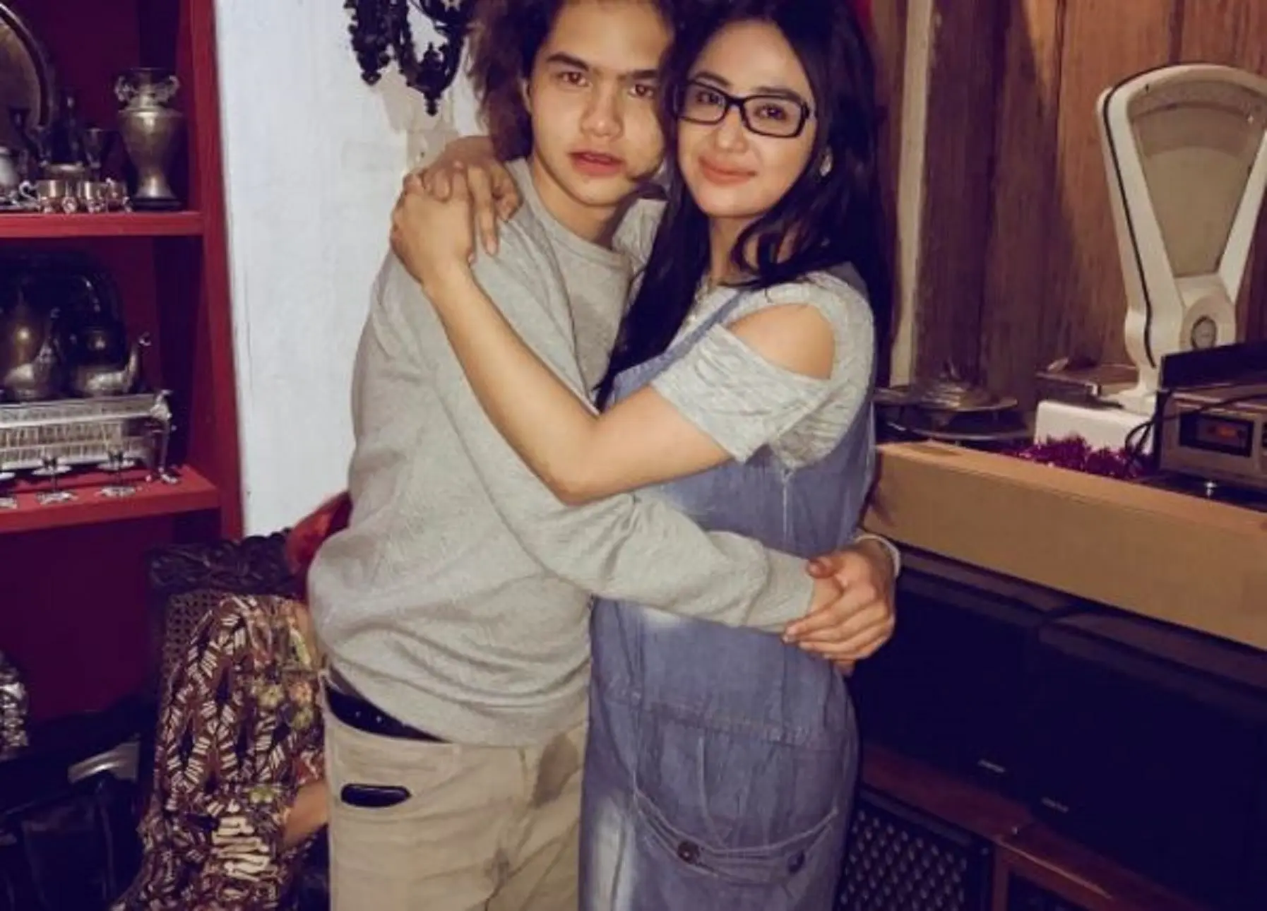 Dewi Perssik unggah foto sedang berpelukan dengan Dul Jaelani (Instagram/@dewiperssikreal)