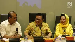 Ketua Dewan Pakar DPP Partai Golkar Agung Laksono (tengah) bersama anggota Dewan Pakar Golkar Ganjar Razuni (kiri) dan Watty Amir (kanan) saat rapat dewan pakar di Kantor DPP Golkar, Jakarta, Senin (20/11). (Liputan6.com/Angga Yuniar)
