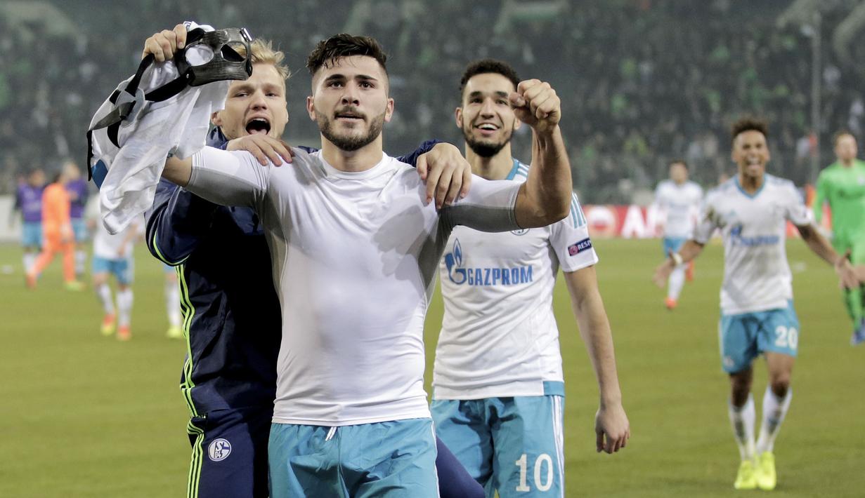 Ekspresi Sead Kolasinac saat merayakan kemenangan FC Schalke 04 atas Borussia Moenchengladbach. (EPA/Friedmann Vogel)