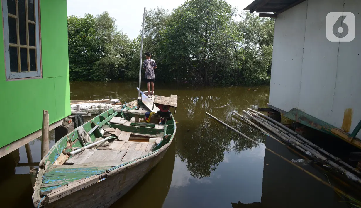 Aktivitas warga di pantai Marunda dan kawasan Si Pitung, Jakarta, Kamis (9/12/2021). Sejak awal pekan lalu, Badan Metereologi, Klimatologi, dan Geofisika (BMKG) telah mengeluarkan peringatan dini bencana banjir rob di wilayah pesisir utara Jakarta. (merdeka.com/Imam Buhori)