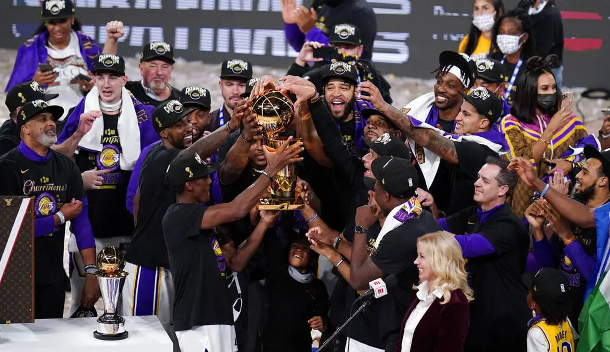 Para pebasket Los Angeles Lakers merayakan gelar juara usai menaklukkan Miami Heat Pada gim keenam final NBA di  AdvenHealth Arena, Senin (12/10/2020). Lakers menang dengan skor 106-93. (AP Photo/John Raoux)