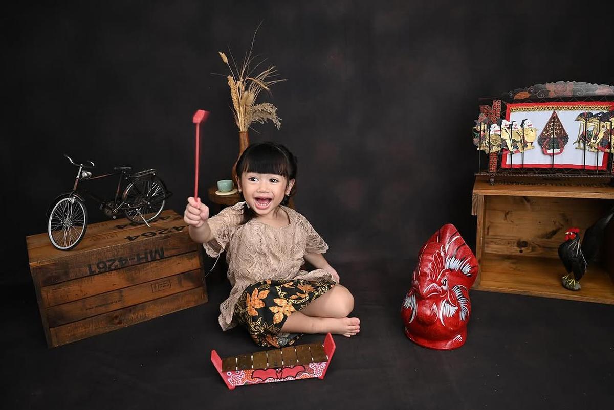 Potret Terbaru Dua Anak Felicya Angelista dan Caesar Hito dengan Baju Jawa, Super Lucu