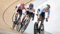 Pebalap sepeda Jepang, Eiya Hashimoto (tengah) bersenggolan dengan pebalap sepeda Belanda, Havik Yoeri saat nomor elimination race putra UCI Track Nation Cup 2023 di Jakarta International Velodrome, Rawamangun, Jakarta, Jumat (24/2/2023). (Bola.com/Bagaskara Lazuardi)