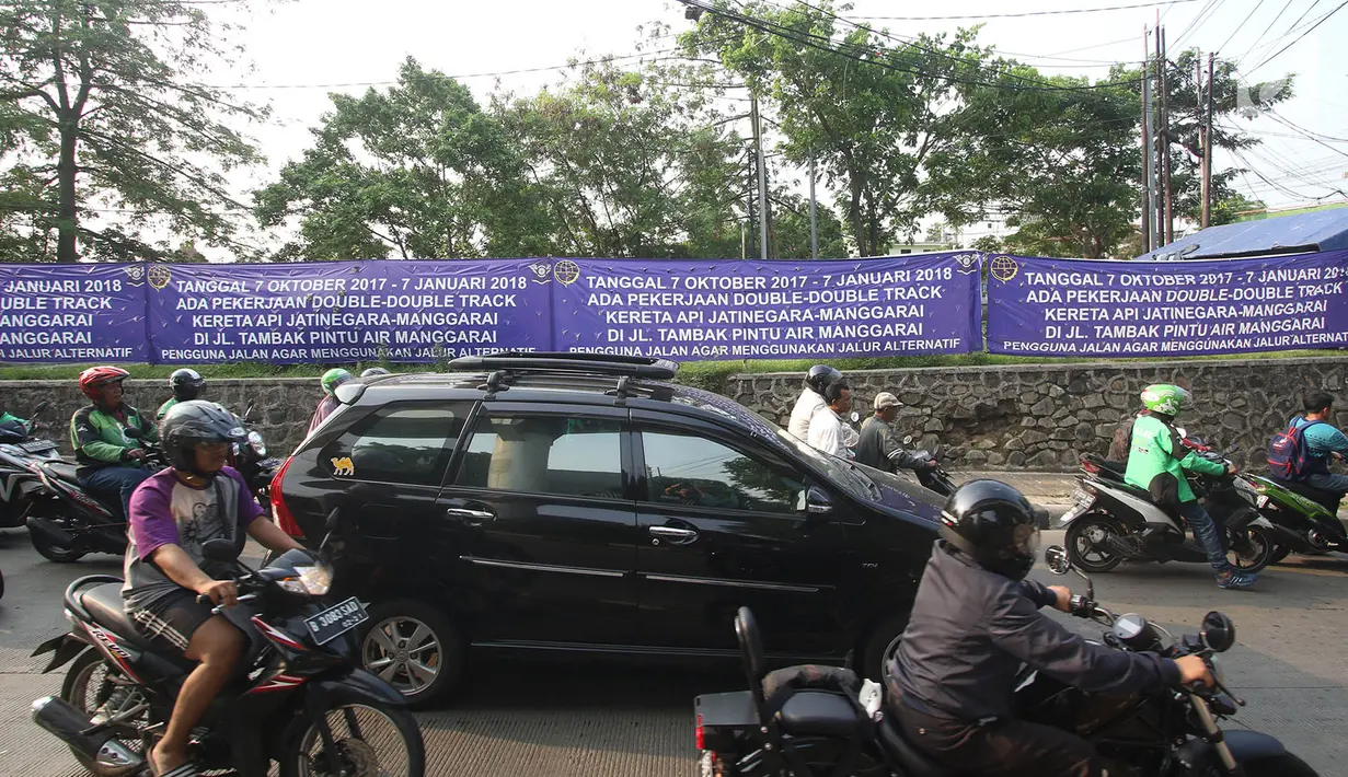 Kendaraan terjebak kemacetan saat melintasi pengalihan arus lalu lintas di Jalan Sultan Agung, Jakarta, Rabu (25/10). Macet ini disebabkan karena adanya pengalihan arus untuk pengerjaan double-double track kereta api. (Liputan6.com/Immanuel Antonius)