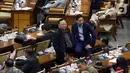 Sejumlah anggota dewan duduk di meja menunggu mulainya Sidang Paripurna ke-3 Masa Persidangan I Tahun Sidang 2019-2020, di Kompleks Parlemen, Senayan, Jakarta, Selasa (22/10/2019). Sidang Paripurna tersebut membahas beberapa Agenda. (Liputan6.com/Johan Tallo)