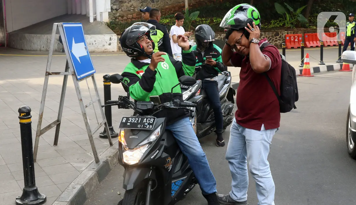 Pengemudi ojek online menurunkan penumpang di Jakarta, Selasa (10/3/2020). Tarif ojek online akan resmi naik per 16 Maret 2020. (Liputan6.com/Angga Yuniar)