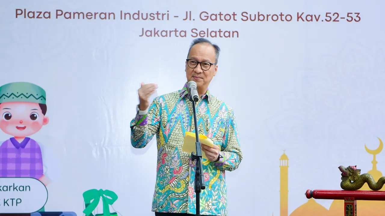 Menteri Perindustrian Agus Gumiwang Kartasasmita pada pembukaan Bazaar Lebaran Tahun 2024 di Jakarta