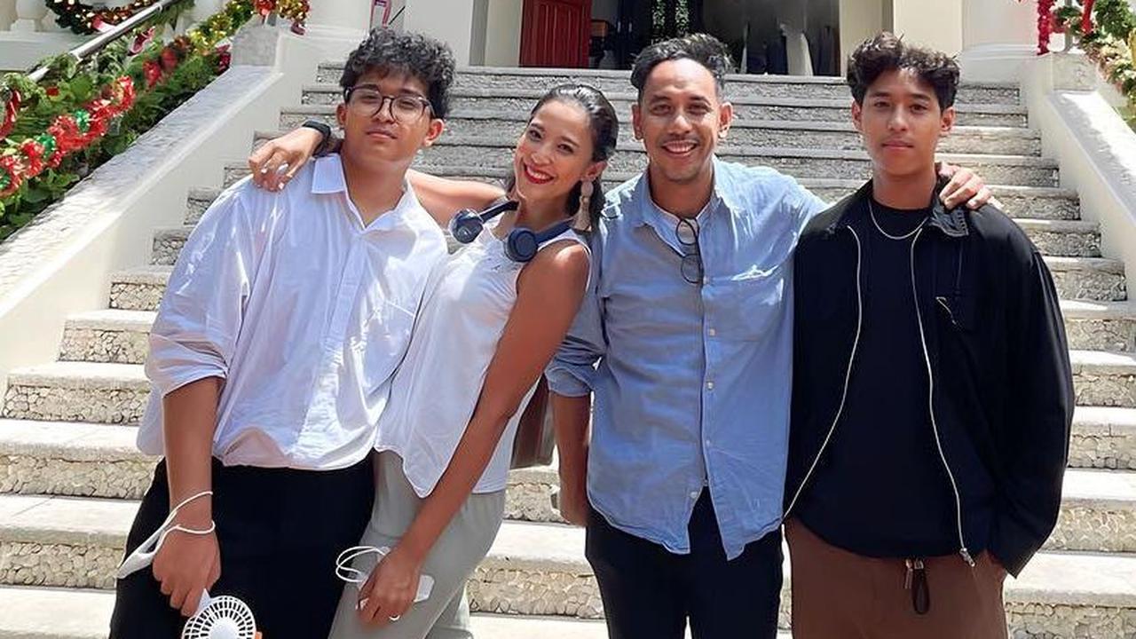 Jarang Tampil Dilayar Kaca, Pongki Unggah Foto Bersama Keluarga saat Merayakan Natal 'Bersyukur Masih Diberi Nafas & Kesehatan