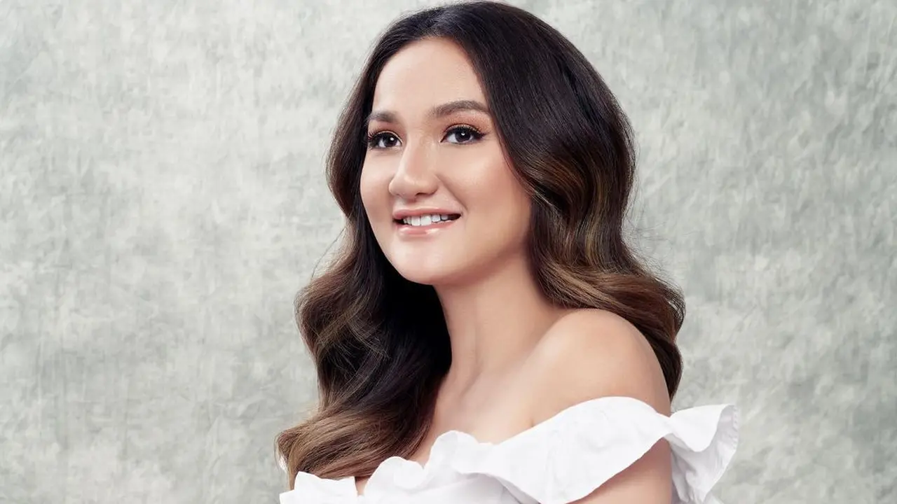 Tampil Kompak, Intip 5 Potret Maternity Shoot Tengku Dewi dan Andrew Andika bertema Putih
